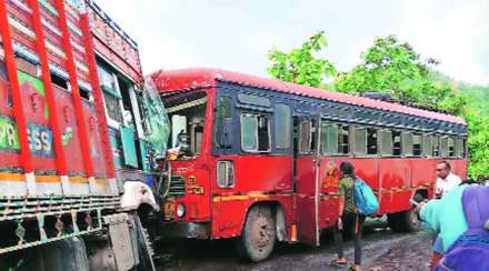 डहाणू तालुक्यातील साखरे घाटात येताच एका वळणावर बस आणि ट्रकची समोरासमोर धडक झाली.