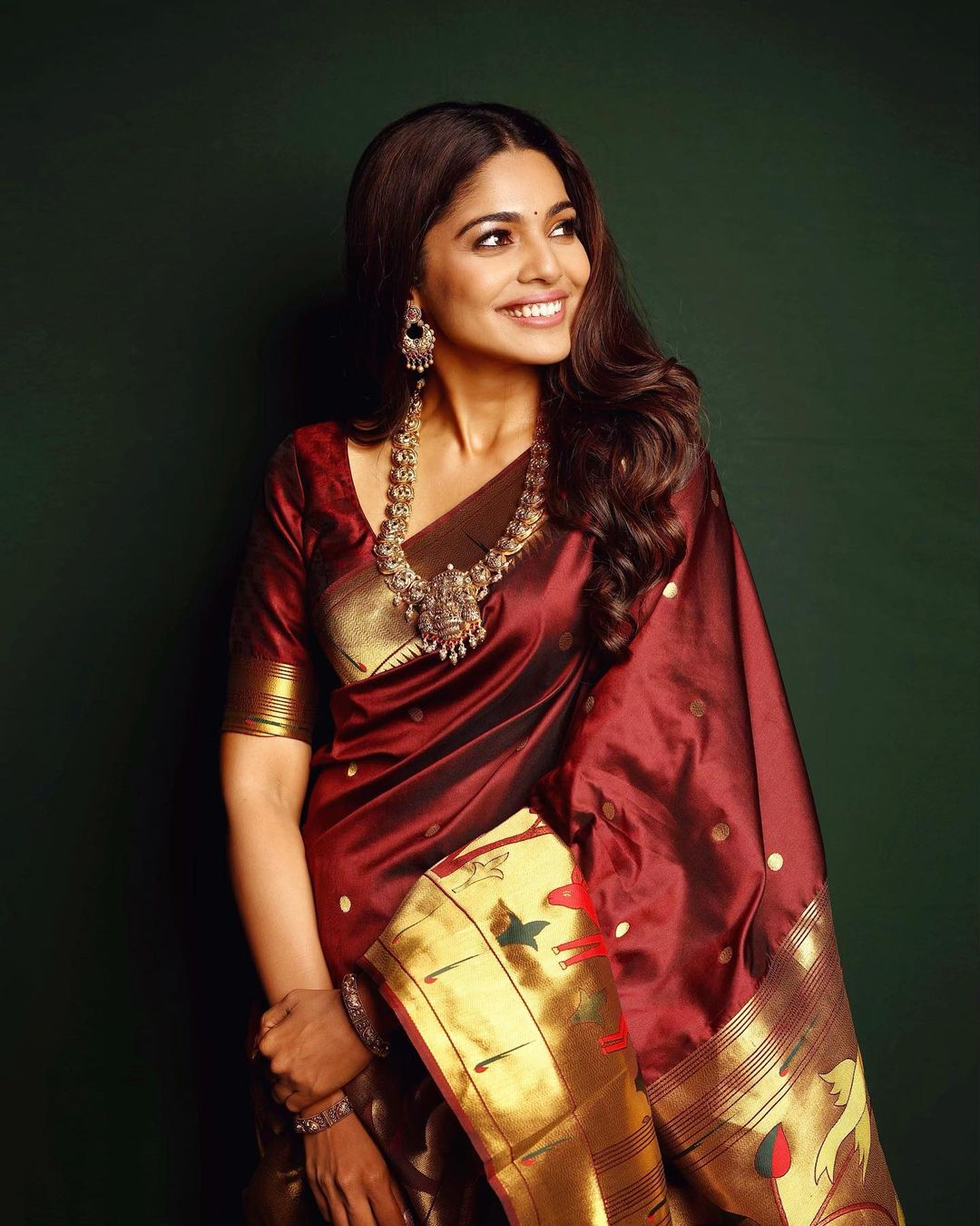 Famous marathi Actress Pooja Sawant in traditional saree look