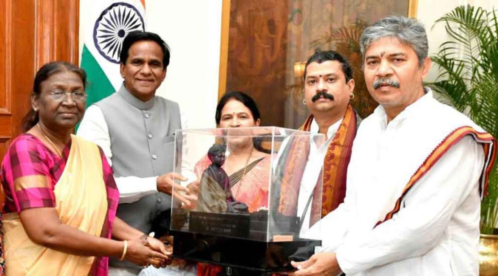 देवस्थानचे मुख्य विश्वस्त योगेश देसाई यांच्या हस्ते राष्ट्रपती द्रौपदी मुर्मू यांना माऊलींची मूर्ती, ज्ञानेश्वरी आणि गाथा देऊन सन्मानित करण्यात आले.
