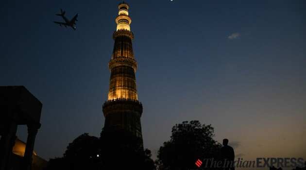 विटांनी बांधलेल्या या कुतुब मिनारची उंची ७३ मीटर आहे. जगातील हा सर्वात उंच मिनार आहे. याला व्हिक्टरी टॉवर म्हणूनही ओळखले जाते. दिल्लीच्या शेवटच्या शासकाचा पराभव केल्यानंतर मुघल वर्चस्वाचा ठसा उमटवण्यासाठी हे स्मारक बांधण्यात आले. ( फोटो- एक्सप्रेस संग्रह)