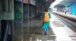 गळक्या छताकडे प्रशासनाचे दुर्लक्ष; डोंबिवली रेल्वे स्थानकात फलाट एकवर पावसाच्या धारा