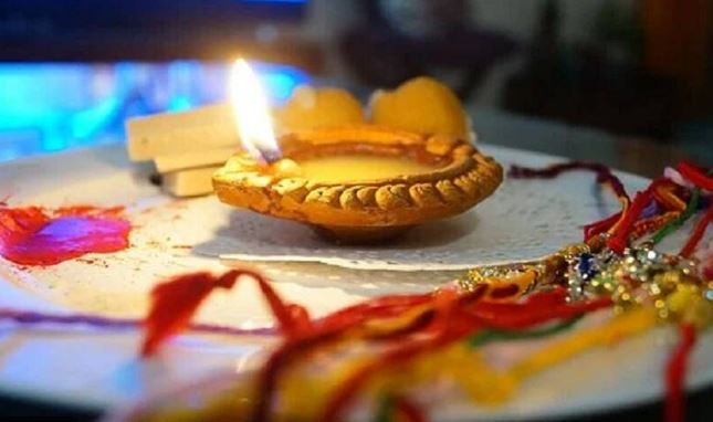 रक्षाबंधनाच्या दिवशी बहीण आपल्या भावाच्या हातावर सुंदर राखी बांधते आणि त्याच्या दीर्घायुष्यासाठी प्रार्थना करते.