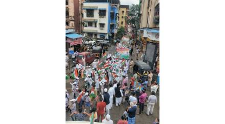 ( ठाण्याच्या राबोडी या मुस्लिम बहुल विभागात सोमवारी राष्ट्रवादीचे प्रदेश सरचिटणीस नजीब मुल्ला यांनी स्वातंत्र्याच्या अमृत महोत्सवानिमित्त काढण्यात आलेली "तिरंगा रॅली" ) ( ठाण्याच्या राबोडी या मुस्लिम बहुल विभागात सोमवारी राष्ट्रवादीचे प्रदेश सरचिटणीस नजीब मुल्ला यांनी स्वातंत्र्याच्या अमृत महोत्सवानिमित्त काढण्यात आलेली "तिरंगा रॅली" )