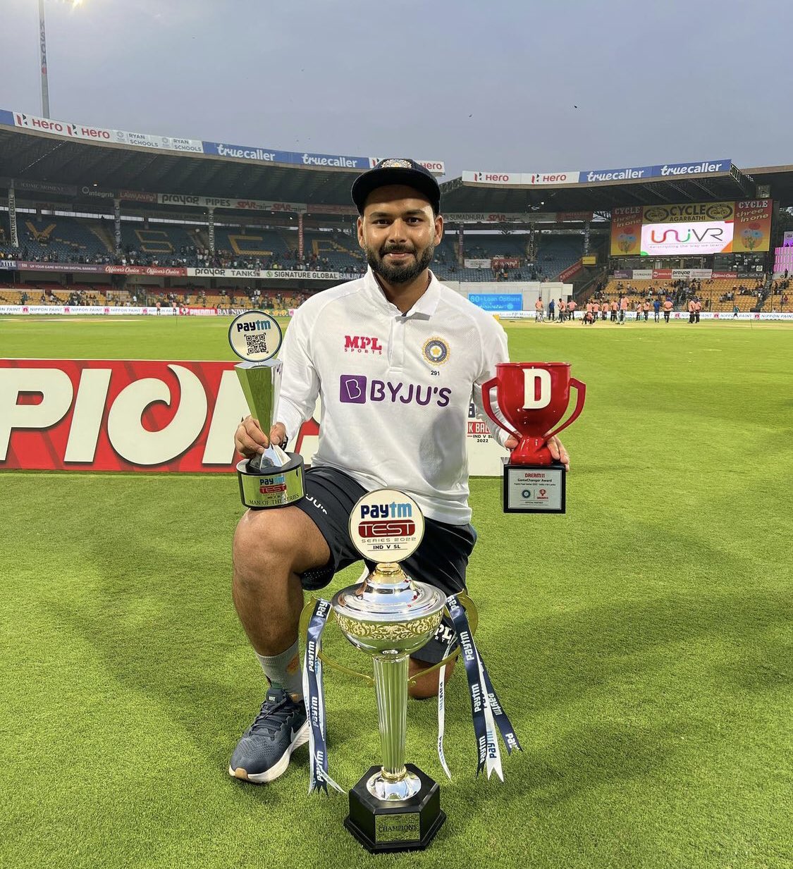 ऋषभ पंतने भारतासाठी आतापर्यंत ३१ कसोटी, २७ एकदिवसीय आणि ५५ टी-२० सामने खेळले आहेत. त्याने कसोटीत ४३.३३ च्या सरासरीने २१२३ धावा केल्या आहेत. तर एकदिवसीय सामन्यात ३६.५२ च्या सरासरीने ८४० धावा आणि T20 मध्ये २३.८६ च्या सरासरीने ८८३ धावा केल्या आहेत.