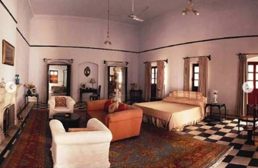 नीमराणा ग्रुप ऑफ हॉटेल्सकडून सैफने हा वडिलोपार्जित महाल ८०० कोटींना विकत घेतल्याच्या चर्चा रंगल्या होत्या.