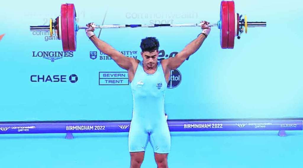 वेटलिफ्टिंगपटू अचिंता शेऊलीने राष्ट्रकुल स्पर्धेतील पदार्पणातच सुवर्णयश संपादन करण्याची दमदार कामगिरी केली