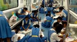 नागपूर: स्वातंत्र्याचा अमृत महोत्सव, धावत्या मेट्रोत विद्यार्थिनींनी रेखाटली चित्रे