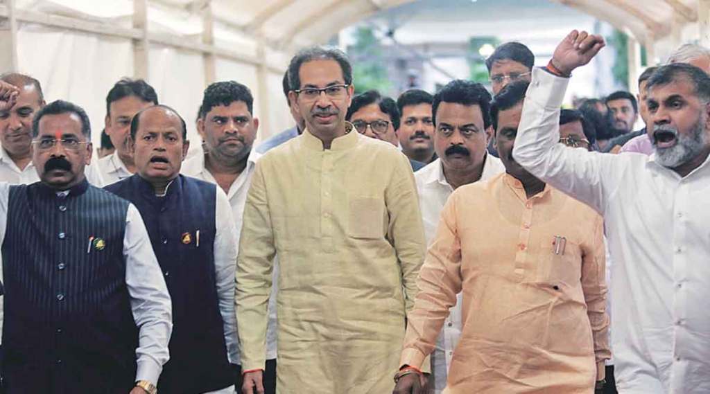माजी मुख्यमंत्री व शिवसेना पक्षप्रमुख उद्धव ठाकरे यांनी मंगळवारी सायंकाळी विधान भवनात येऊन महाविकास आघाडीची बैठक घेतली