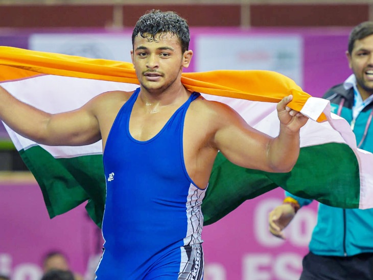 कुस्तीपटू दीपक पुनियाने २०२२ च्या राष्ट्रकुल क्रीडा स्पर्धेत भारताला ८६ किलो वजनी गटात सुवर्णपदक मिळवून दिले, ते भारतीय सैन्यात सुभेदार आहे. (एएफपी)