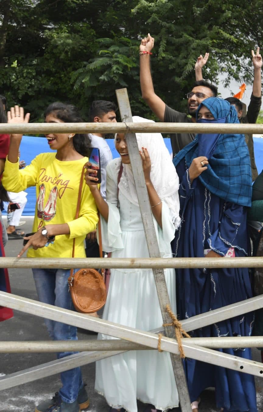 अहमदाबादमध्ये पोहचल्यावर नरेंद्र मोदींच्या स्वागतासाठी मोठ्या प्रमाणात नागरिक जमा झाले होते.