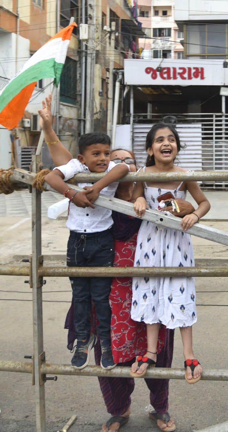 तरुण-वृद्धांसोबत लहान मुलेही मोदींच्या स्वागतासाठी उत्सुक असल्याचे दिसून आले.
