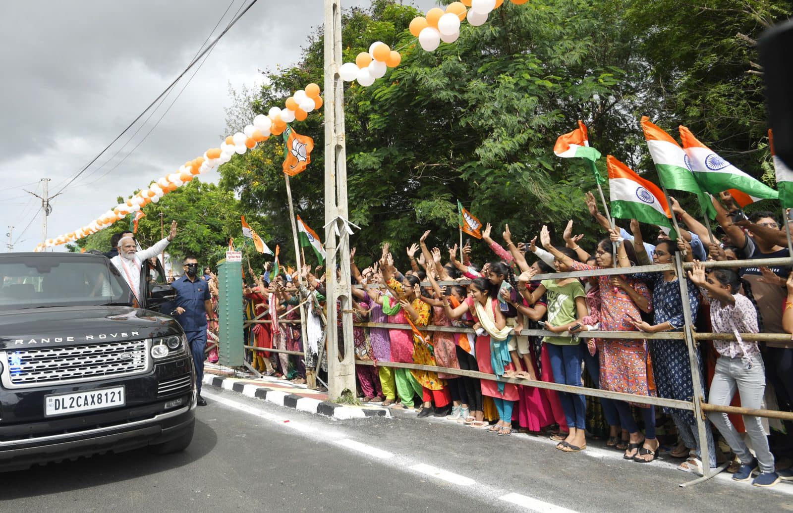 अहमदाबाद महानगरपालिकेने बांधलेल्या अटल पुलाच्या फूट ओव्हर ब्रिजचेही उद्घाटन त्यांनी केलं
