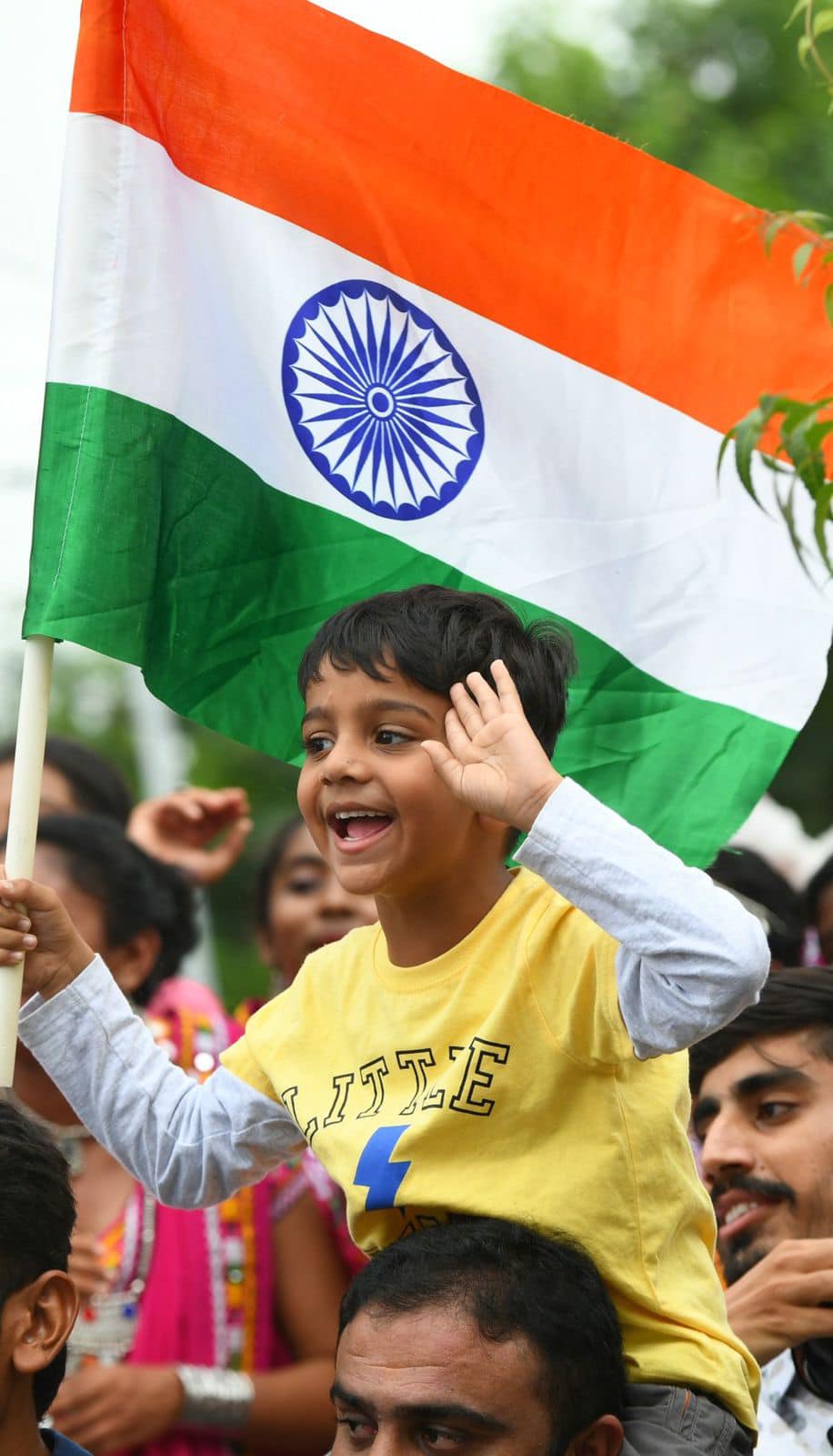 हातात तिरंगा घेऊन अनेक लहान मुले मोदींच्या रोड शो मध्ये सहभागी झाले होते.