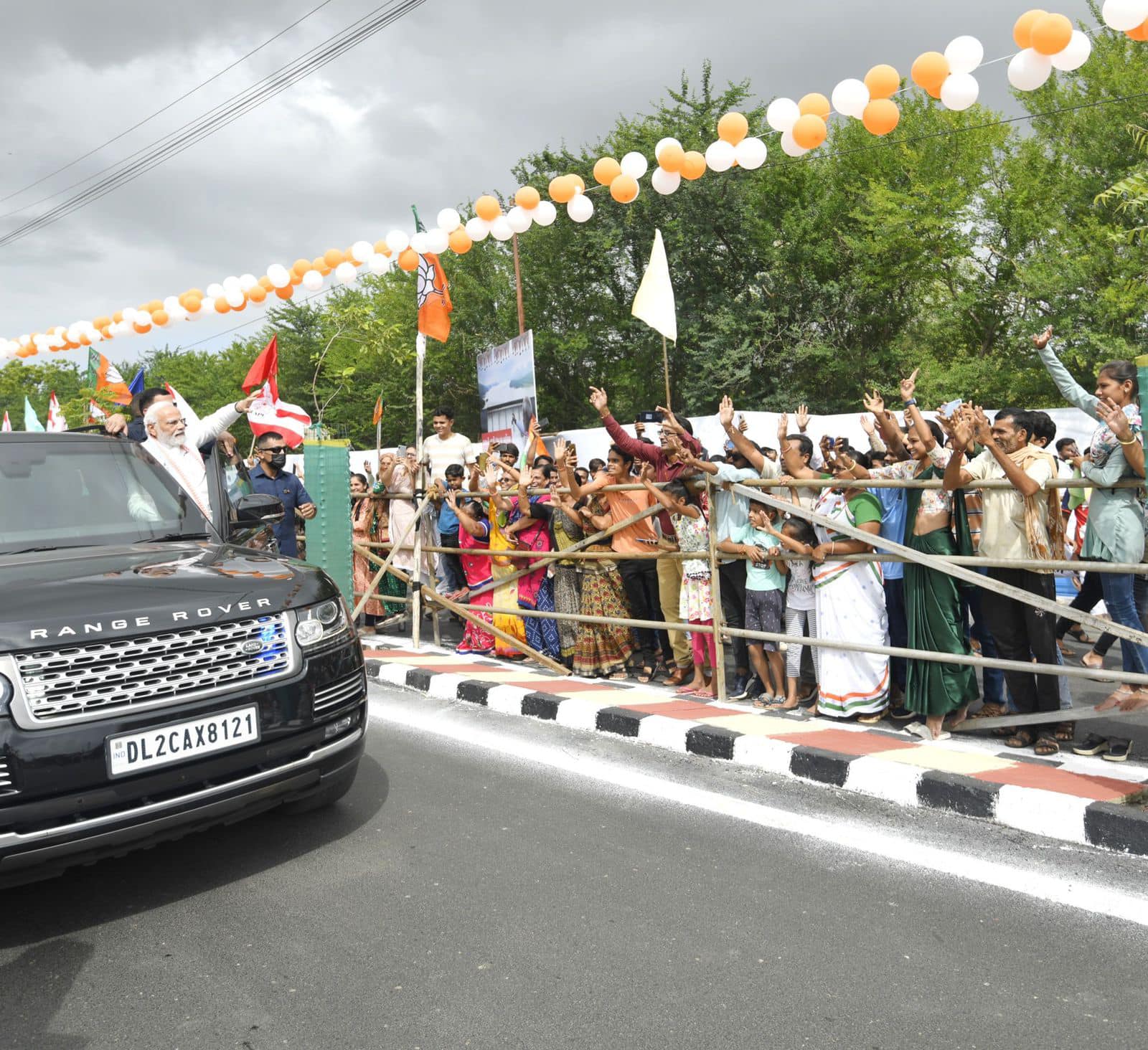 दौऱ्यादरम्यान नरेंद्र मोदींनी अहमदाबादमध्ये साबरमती नदीवरील पादचाऱ्यांसाठी बांधण्यात असलेल्या अटल पुलाचे उद्घाटन केलं
