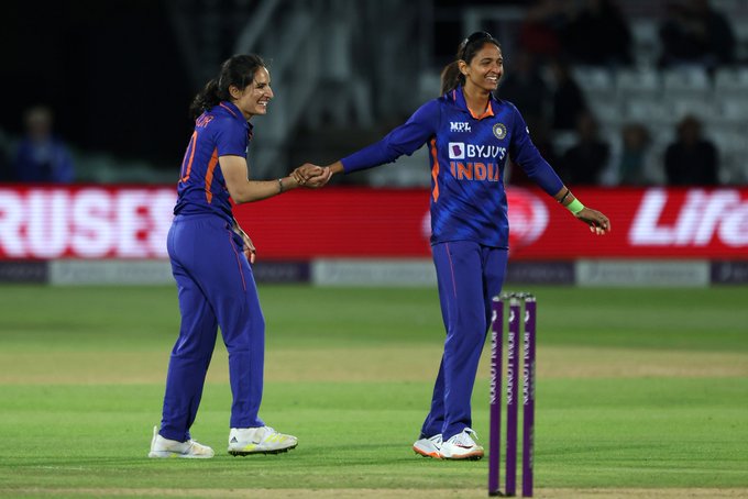 भारतीय महिला क्रिकेट संघाने दुसऱ्या वनडेत इंग्लंडचा पराभव करून इतिहास रचला आहे. तसेच एकदिवसीय मालिकेतील दुसरा सामना जिंकून मालिकेत २-० अशी आघाडी घेतली आहे. या विजयात 'स्विंग क्वीन' बनलेल्या रेणुका ठाकूरचे मोलाचे योगदान आहे.