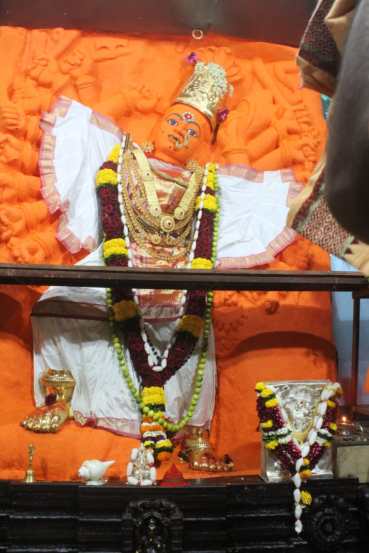 महाराष्ट्रातील साडेतीन शक्तीपीठापैकी एक सप्तश्रृंग गडावर श्री सप्तशृंग निवासिनी देवीचा वास आहे.