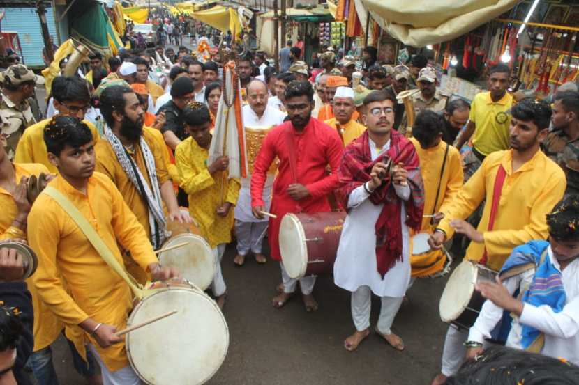 ढोल ताशाच्या गजरात मिरवणूक काढण्यात आली.