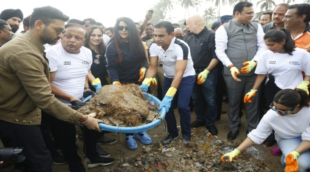 -clean-up-campaign-on-mumbai-beaches-after-ganesh-immersion -clean-up-campaign-on-mumbai-beaches-after-ganesh-immersion
