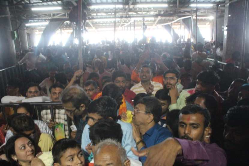 नवरात्रोस्तवास पहिल्याच दिवशी सप्तश्रृंग गडावर भाविकांनी मोठ्या प्रमाणात गर्दी केली होती.