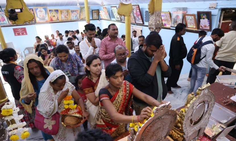 करोनानंतर तब्बल २ वर्षानंतर निर्बंधमुक्त नवरात्रोत्सव साजरा करण्यात येत असल्यामुळे भक्तांमध्ये उत्साहाचे वातावरण आहे.