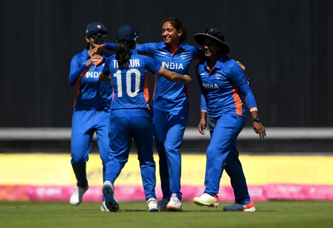 इंग्लंडकडून सर्वाधिक (६५) धावा करणाऱ्या डॅनियल वॅटलाही रेणुकाने यॉर्करवर आऊट केले. तर सोफी एक्लेस्टन तिचा चौथा बळी ठरली.