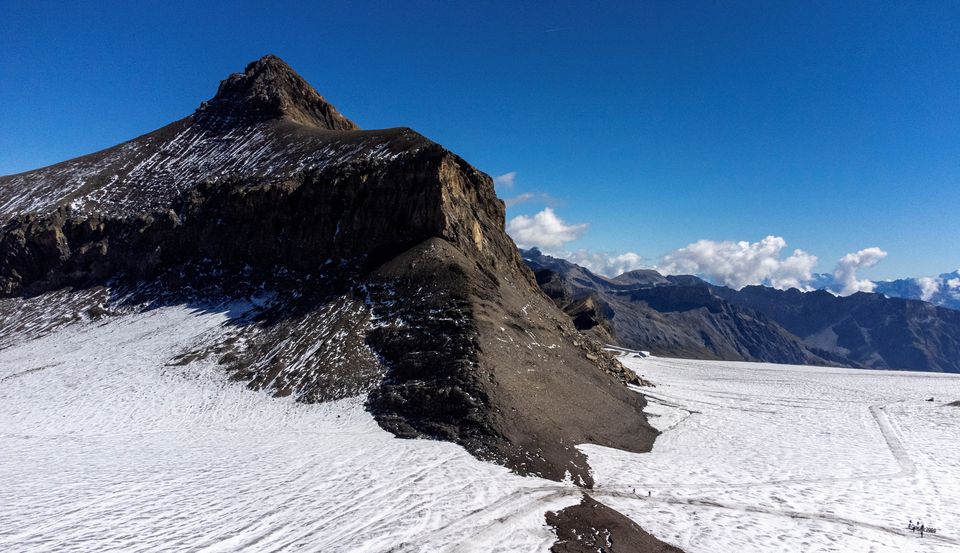 गेल्या ६० वर्षांत असे कधीच झाले नव्हते. गेल्या सहा दशकांत हिमनद्या सतत वितळत आहेत. अनेक रेकॉर्ड तोडले जात आहेत.