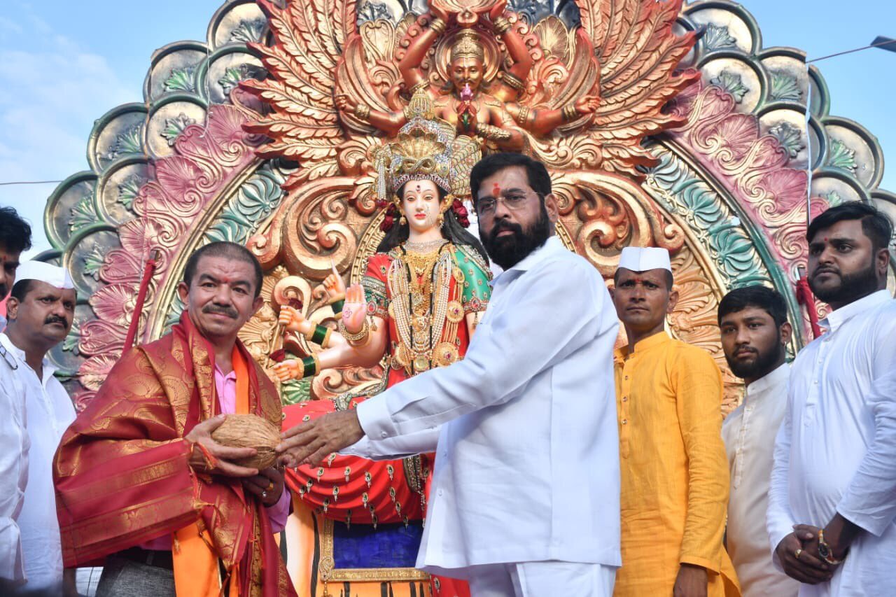 थापाचे कुटुंब नेपाळात, तर दोन मुले दुबईत असतात. वर्षांतून कधीतरी तो कुटुंबियांकडे जातो, पण ते केवळ त्याचे शरीर असते. मन इथे, बाळासाहेबांसोबत सावलीसारखेच असायचे.