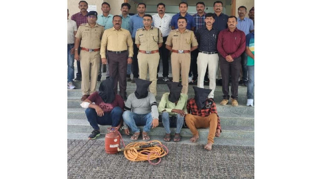 A gang that broke ATMs in villages near Wardha was arrested in Telangana A gang that broke ATMs in villages near Wardha was arrested in Telangana