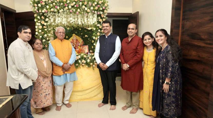 गणेशोत्सवानिमित्त उपमुख्यमंत्री देवेंद्र फडणवीस यांनी आमदार, खासदारांसह सामान्य नेत्यांच्या घरी देखील हजेरी लावली.