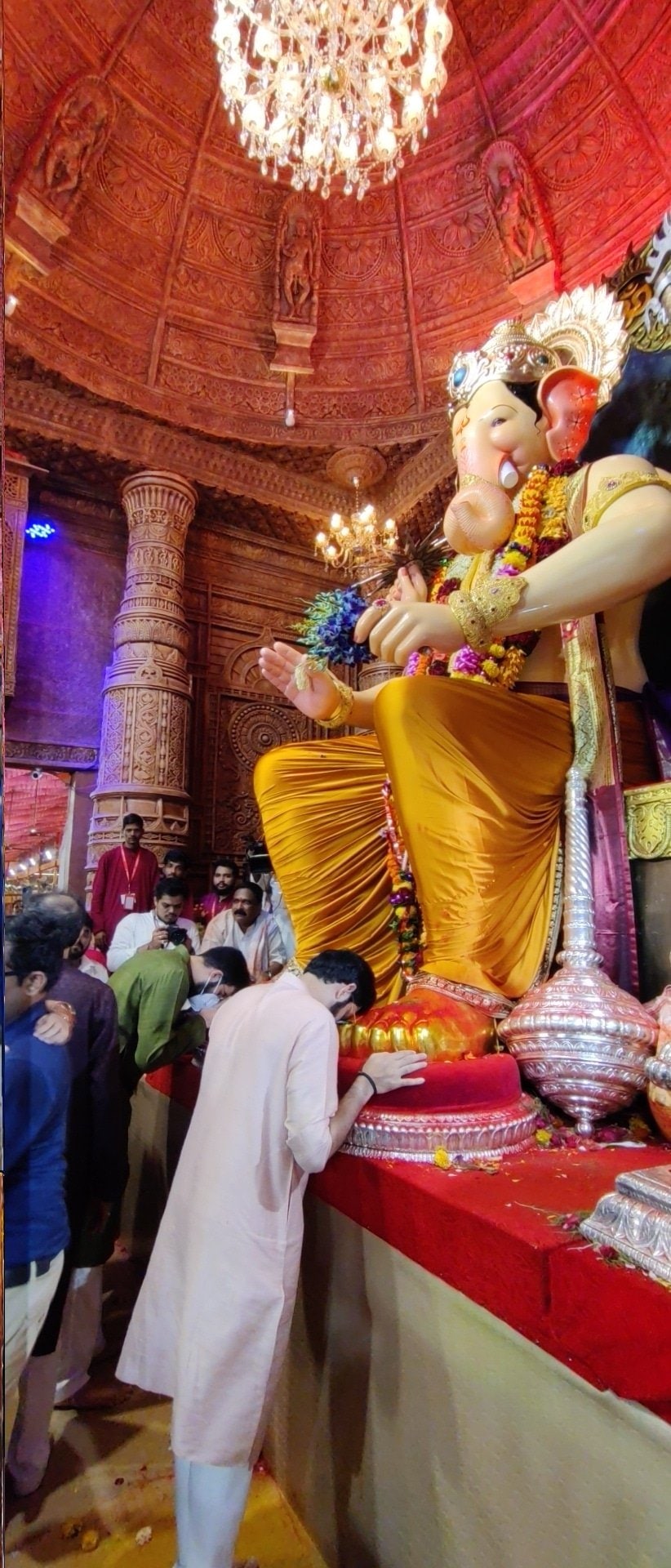 Ganesh Utsav 2022 Shiv Sena Leader Aditya Thackeray Visited Various Supporters home and Lalbagh Cha Raja With Ex CM Uddhav Thackeray