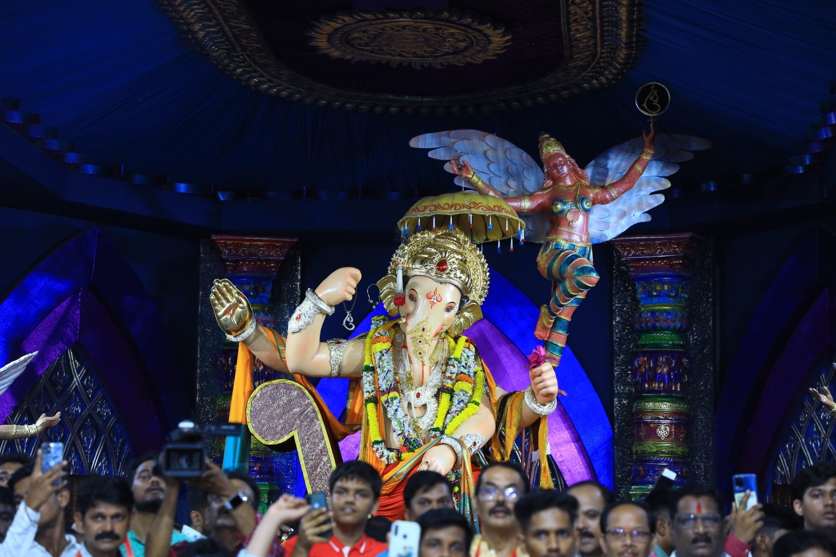 Ganesh Utsav 2022 Shiv Sena Leader Aditya Thackeray Visited Various Supporters home and Lalbagh Cha Raja With Ex CM Uddhav Thackeray