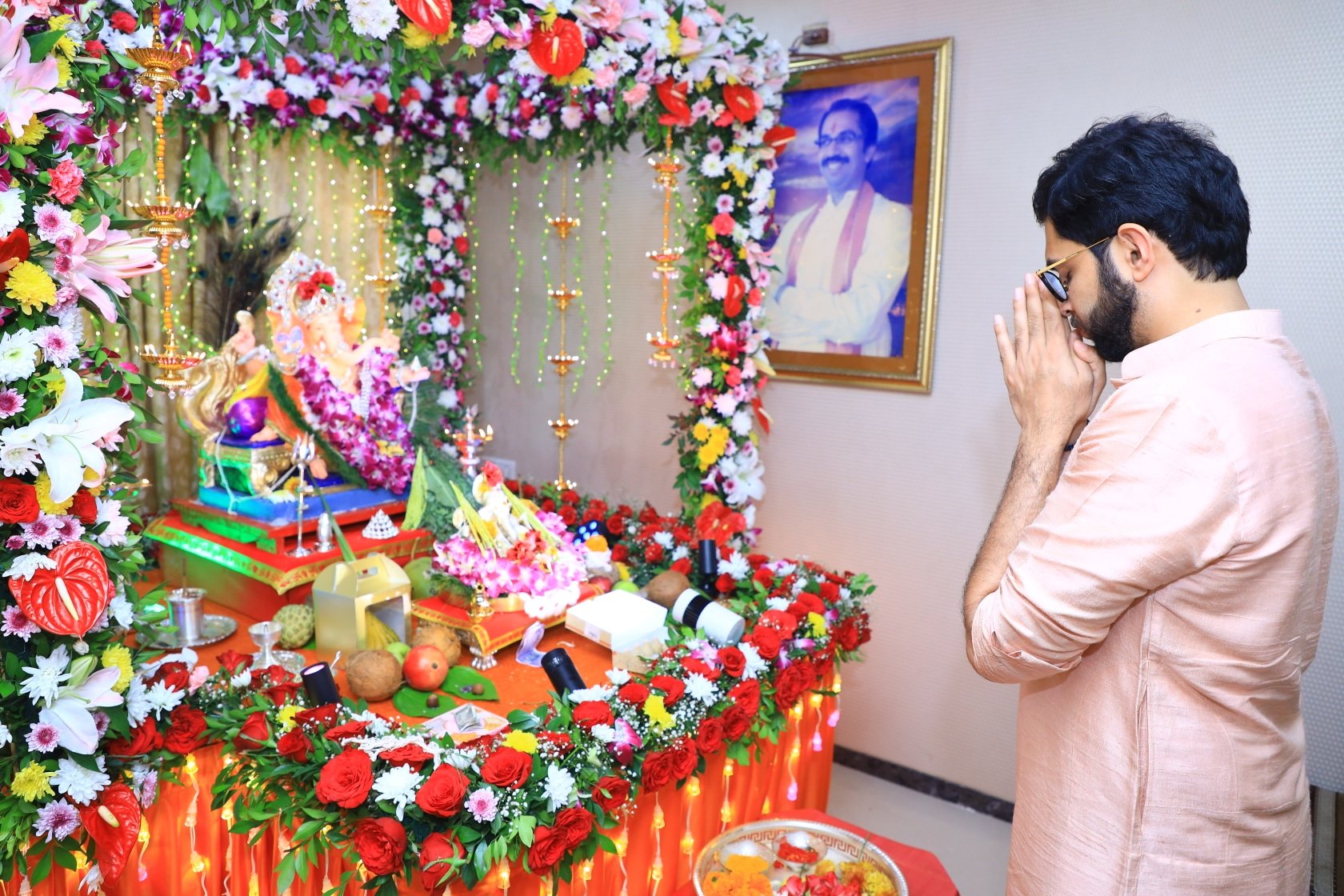 Ganesh Utsav 2022 Shiv Sena Leader Aditya Thackeray Visited Various Supporters home and Lalbagh Cha Raja With Ex CM Uddhav Thackeray