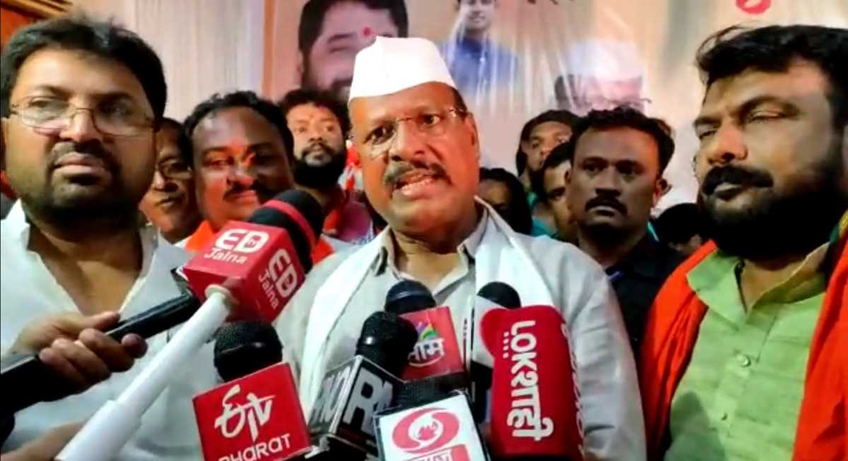 चव्हाणांच्या या दाव्यावर आता शिवसेनेच्या शिंदे गटाचे नेते आणि राज्याचे कृषीमंत्री अब्दुल सत्तार यांनी प्रतिक्रिया दिली आहे. यात त्यांनी त्या काळात मीही काँग्रेसमध्ये होतो, असं म्हणत त्यांची भूमिका स्पष्ट केली.