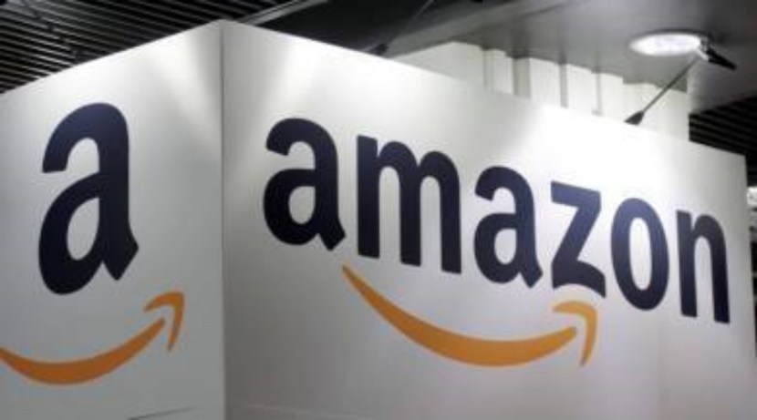 सुरुवातीला amazon चा लोगो खपू साधा होता. कालांतराने त्यात खपू बदल होत गेले. त्यानंतर २००० साली कंपनीने नवीन लोगो लॉन्च केला. लोगोत एक खाली बाण काढला. जो A आणि Z ला लक्ष्य करतो.