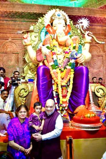 केंद्रीय गृहमंत्री अमित शाह यांनी सोमवारी (५ सप्टेंबर) सहकुटुंब मुंबईतील ‘लालबागचा राजा’चं दर्शन घेतलं.