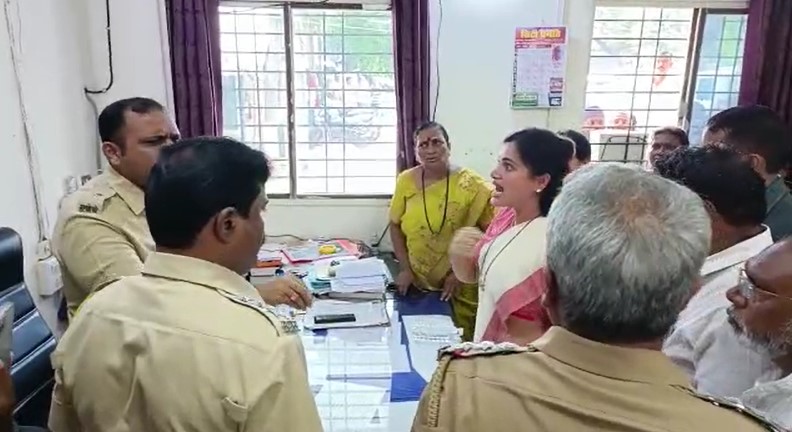 या वादात राणांनी 'डीसीपी साहेब तुम्ही मला शिकवू नका' असं वक्तव्य केलं.