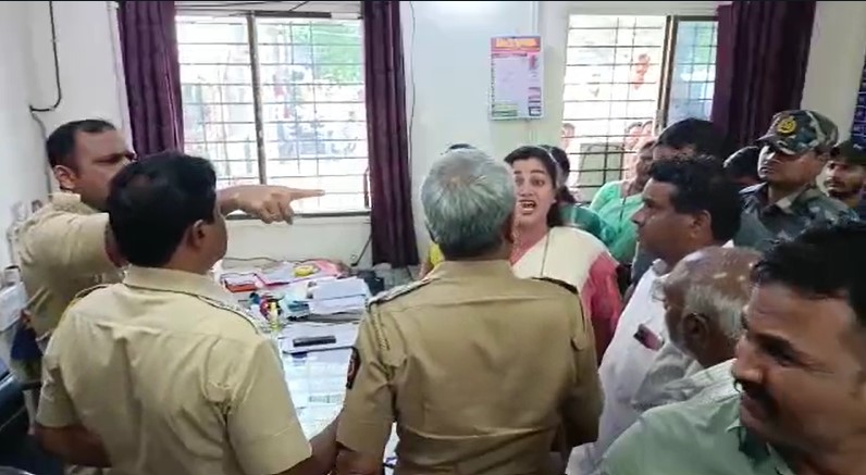 याच मुद्द्यावर नवनीत राणा यांनी राजापेठ पोलीस ठाण्यात पोलीस निरीक्षक मनीष ठाकरे व पोलीस उपायुक्त विक्रम साळी यांच्याशी वाद केला.