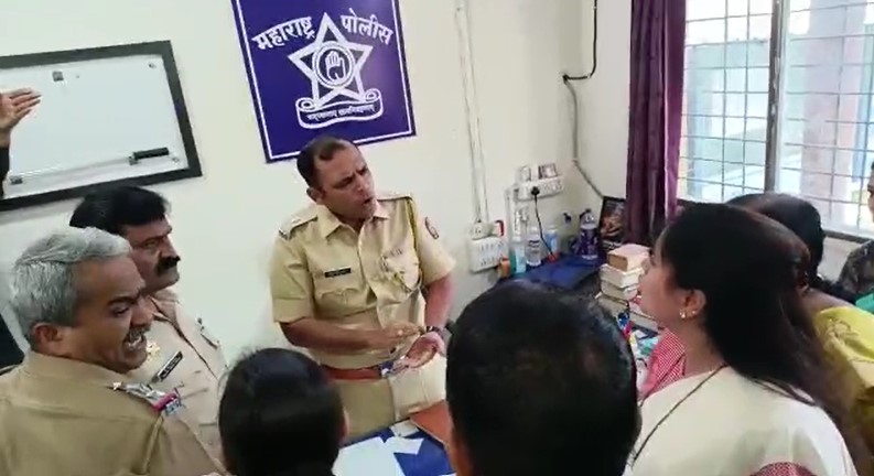 या प्रकरणाची चौकशी करण्यासाठी व माहिती घेण्यासाठी अमरावती जिल्ह्याच्या खासदार नवनीत राणा यांनी राजापेठ पोलीस ठाण्याचे पोलीस निरीक्षक मनीष ठाकरे यांना कॉल केला.