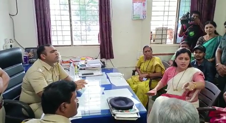 खासदार नवनीत राणा यांनी आपला फोन कॉल रेकॉर्डिंग केल्याबाबत पोलीस उपायुक्त विक्रम साळी यांना जाब विचारला.