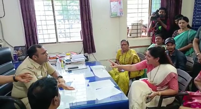 तसेच तुम्हाला तुम्हाला फोन रेकॉर्ड करण्याची परवानगी कोणी दिली असा सवाल करत हुज्जत घातली.