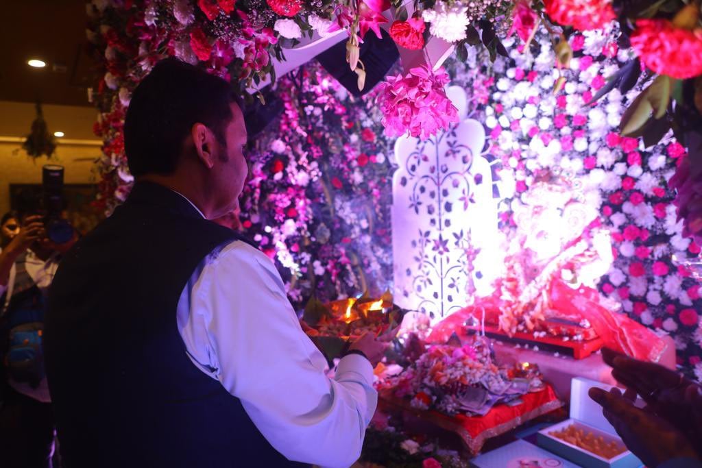 Ganpati utsav 2022 dcm devendra fadnavis reached cm eknath shindes home PM Modi vist Piyush Goyal home on ganesh chaturthi