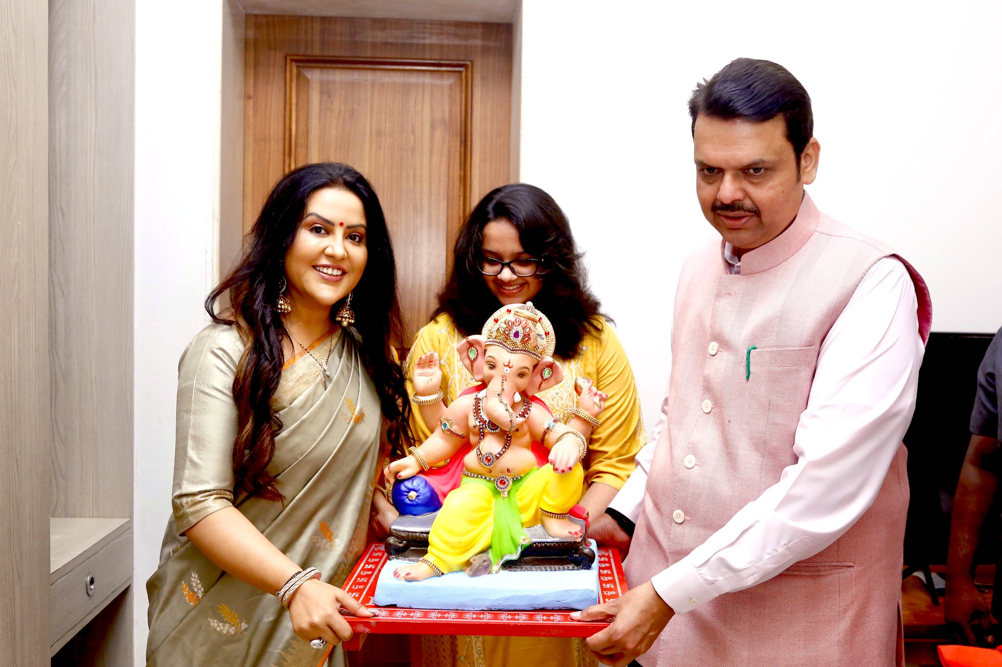 Ganpati utsav 2022 dcm devendra fadnavis reached cm eknath shindes home PM Modi vist Piyush Goyal home on ganesh chaturthi