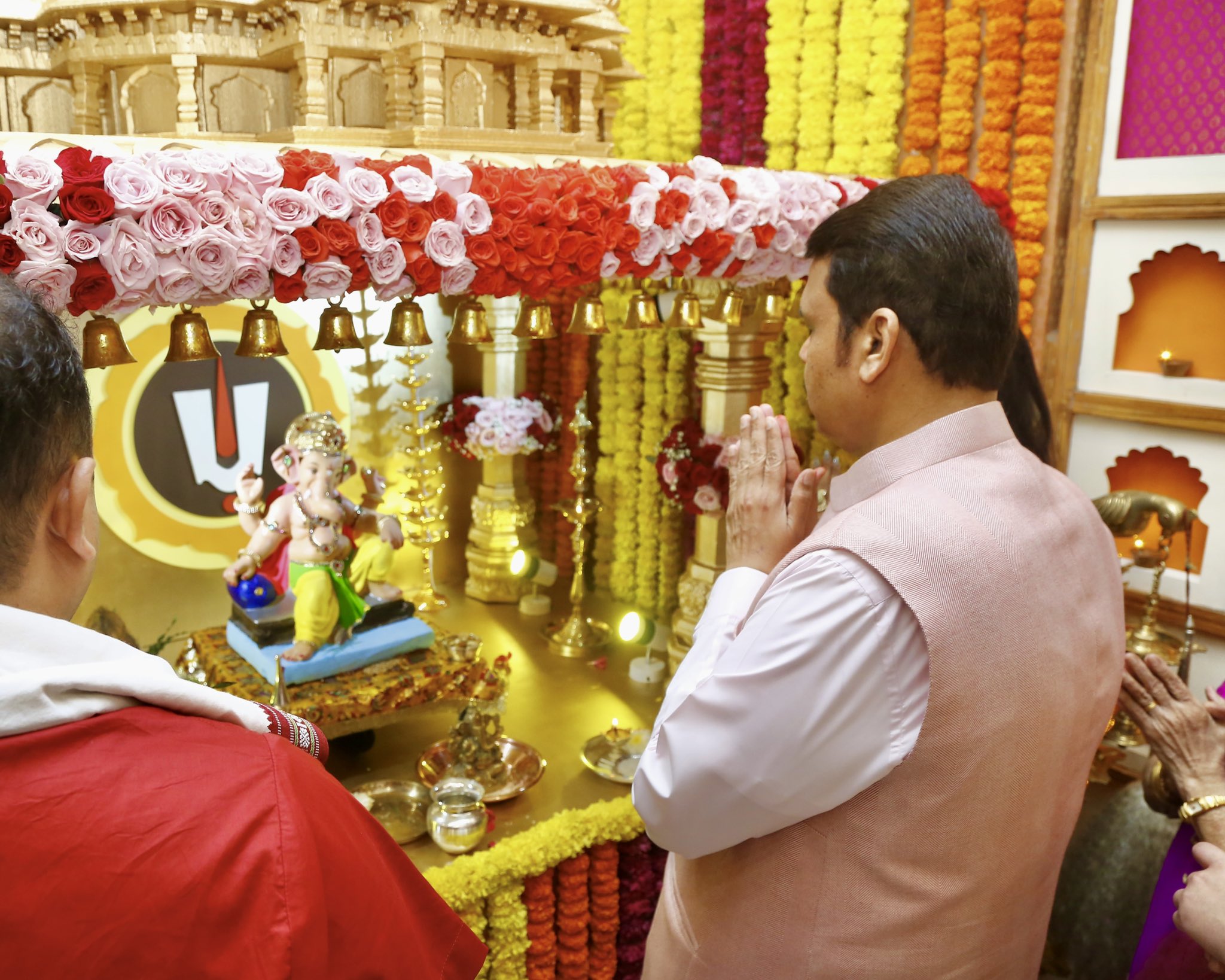 Ganpati utsav 2022 dcm devendra fadnavis reached cm eknath shindes home PM Modi vist Piyush Goyal home on ganesh chaturthi