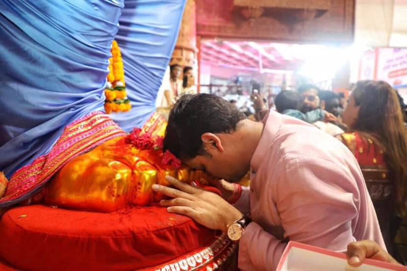 एकनाथ शिंदे यांचे पुत्र खासदार श्रीकांत शिंदे हे देखील लालबागच्या राजाच्या दर्शनास आले होते.