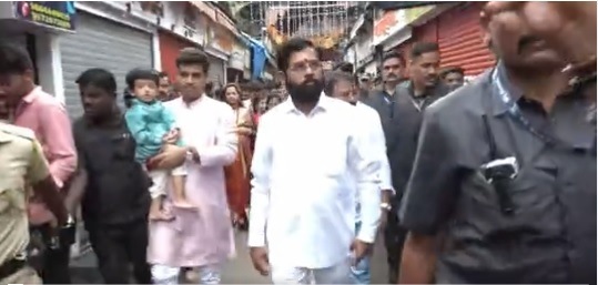 मुख्यमंत्री शिंदे सहकुटुंब दर्शनास आले तेव्हा सुरक्षा व्यवस्था अधिकच कडक करण्यात आलेली होती.