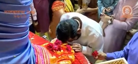 राज्याच्या जनतेला सुखी, समाधानी, आनंदी तसेच सर्व प्रकारच्या संकटापासून मुक्त ठेवावे अशी प्रार्थना यासमयी विघ्नहर्त्याकडे केली. अशा शब्दांमध्ये मुख्यमंत्री शिंदे यांनी ट्वीट करत माहिती दिली आहे.