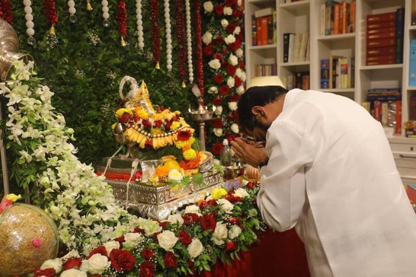 एकनाथ शिंदे आणि राज ठाकरे यांचे चांगले संबंध असल्याचं सांगितलं जातं. या पार्श्वभूमीवर एकनाथ शिंदे यांना आठवणींविषयी विचारणा केली असता त्यांनी बाळासाहेब ठाकरेंच्या मार्गदर्शनाचा उल्लेख केला.