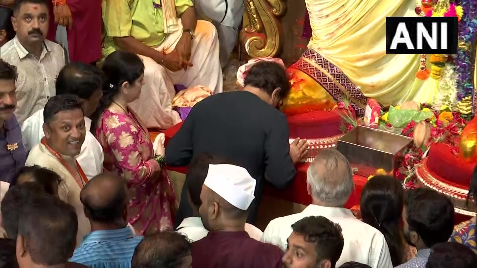  raj thackeray--visited-ganesha-darshan-of-lalbaghcha-raja