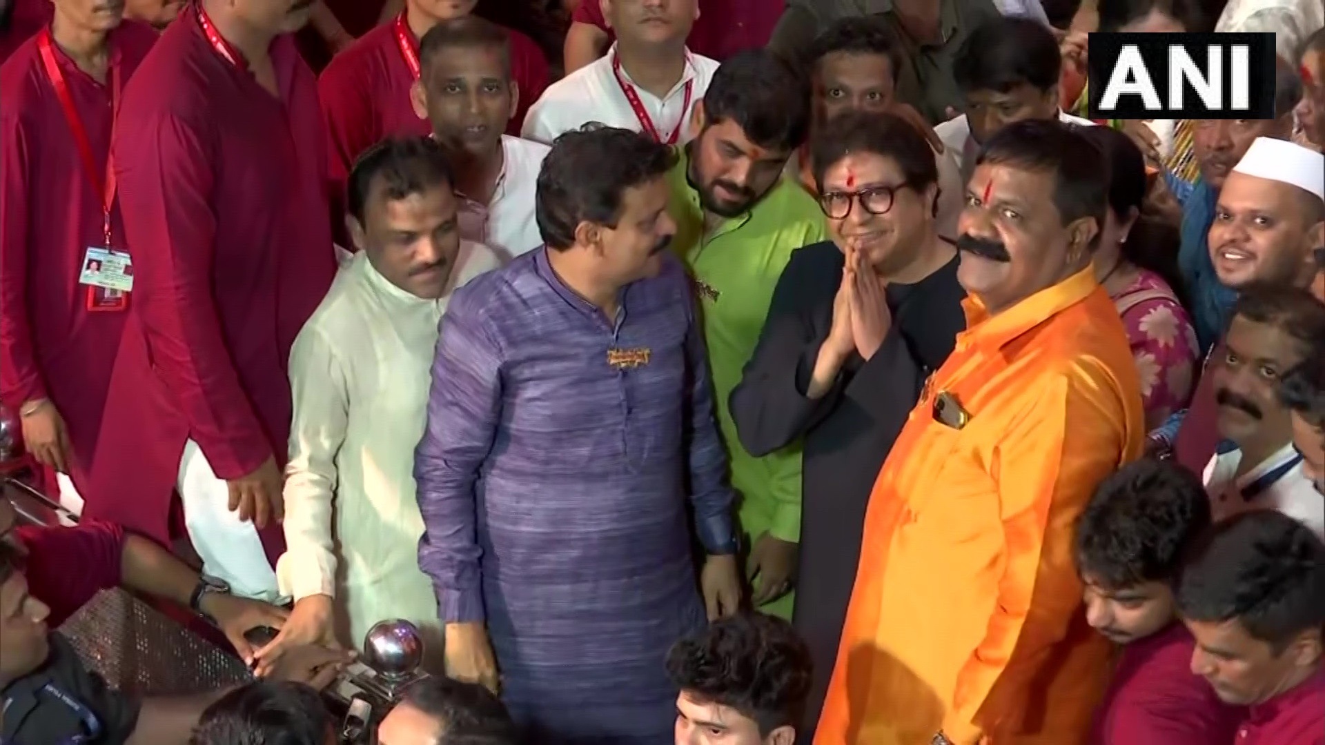  raj thackeray--visited-ganesha-darshan-of-lalbaghcha-raja