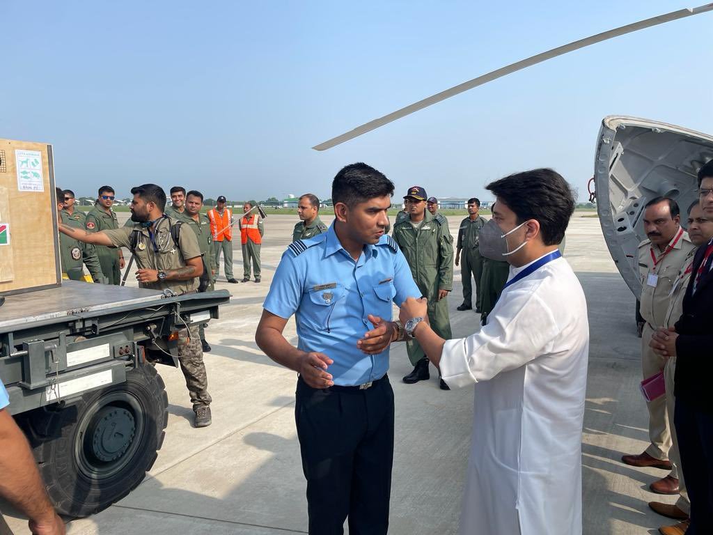 यावेळी विमानतळावर नरेंद्र मोदींसह नागरी विमान वाहतूक मंत्री ज्योतिरादित्य एम सिंधिया उपस्थित होते.